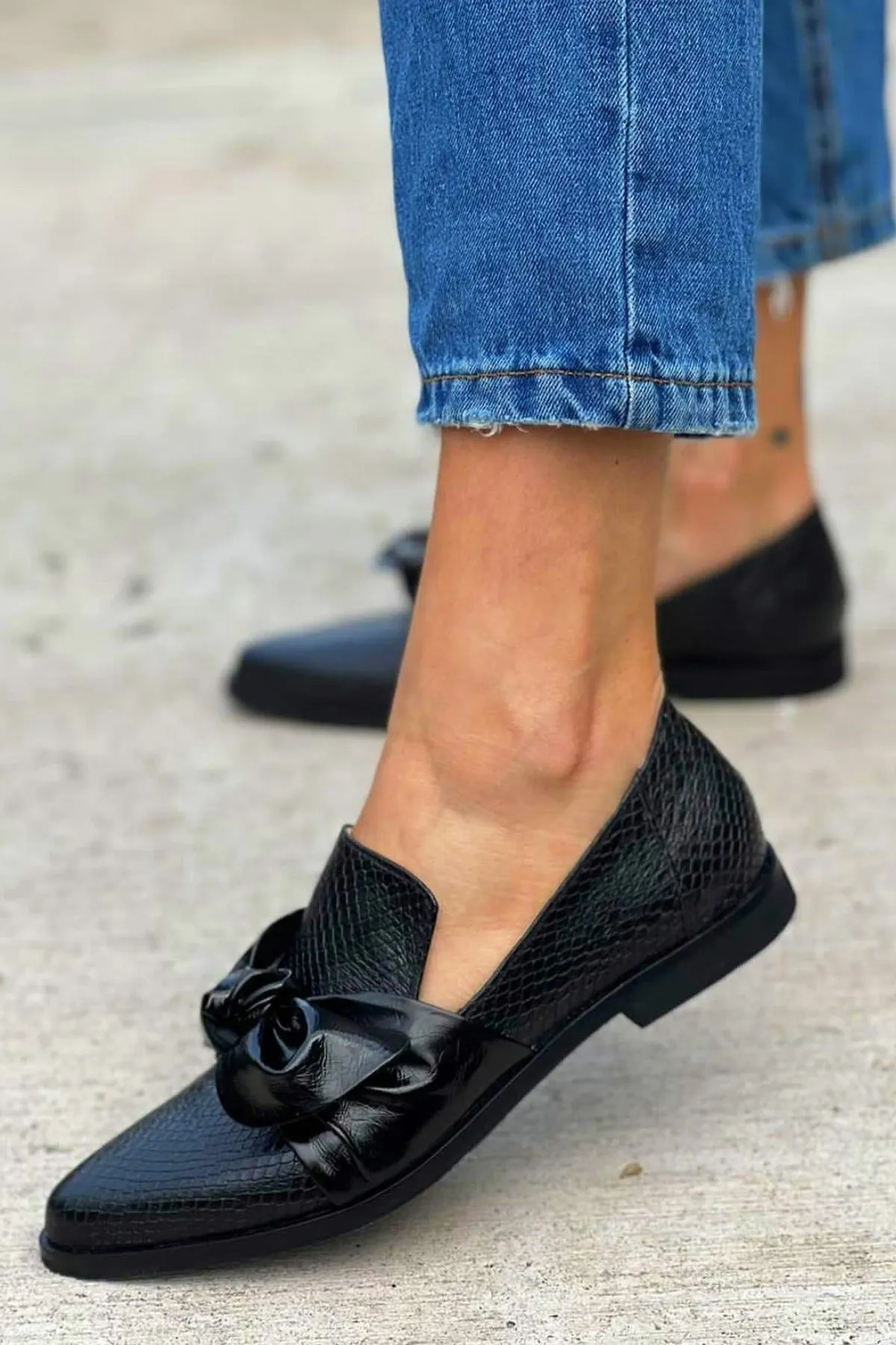 elveswallet Embossing Bow Knotted Pointy Toe Slip On Loafers